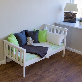 Bild på 2FT6 Small Single bed Solid pine wooden frame bed Shaker Style Kids bed white