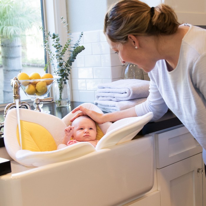 Köp Blooming Bath Badstöd Lotus (Gul) på babyland.se